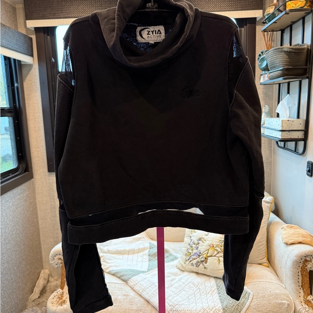 ZYIA Black Activewear Top size Large